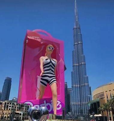 Barbie en el anuncio en Dubai. (Twitter)