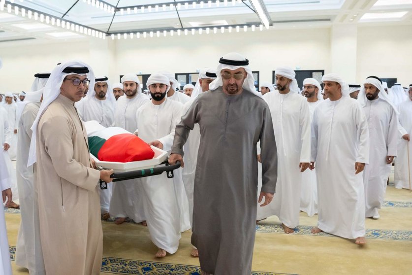 El presidente de Emiratos porta el cuerpo de su hermano fallecido. (WAM)