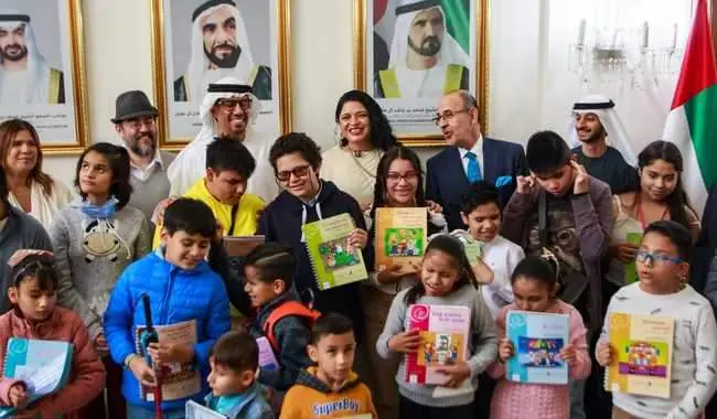 El embajador de EAU en México junto a un grupo de niños mexicanos. (Twitter)