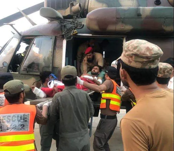 Evacuación de uno de los heridos en el atentado en Pakistán. (Twitter)