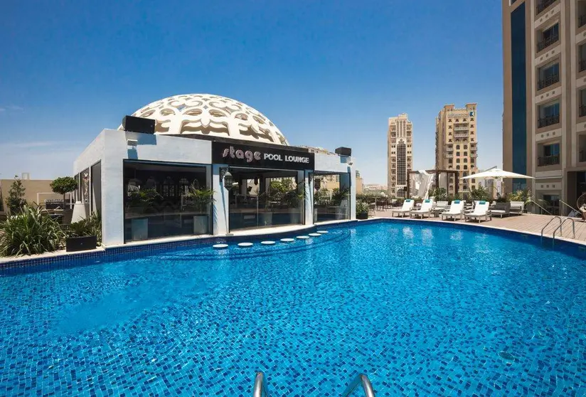 Imagen del bar de la piscina del Barceló Al Jaddaf en Dubai. (Cedida)