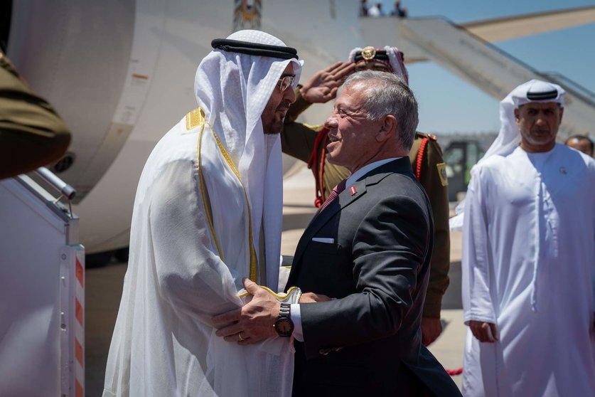El presidente de EAU es recibido en el aeropuerto por el rey de Jordania. (Twitter)