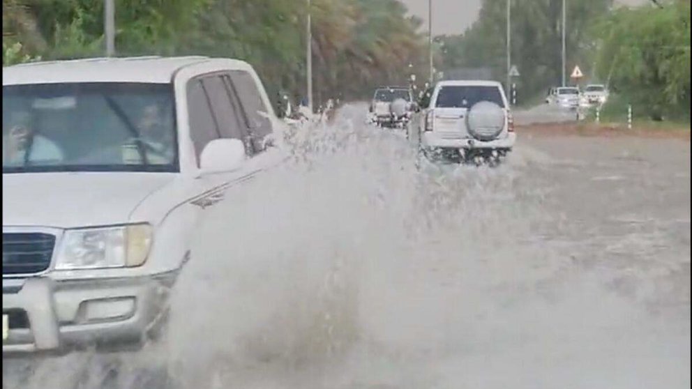 Una carretera de EAU inundada por la lluvia. (Twitter)