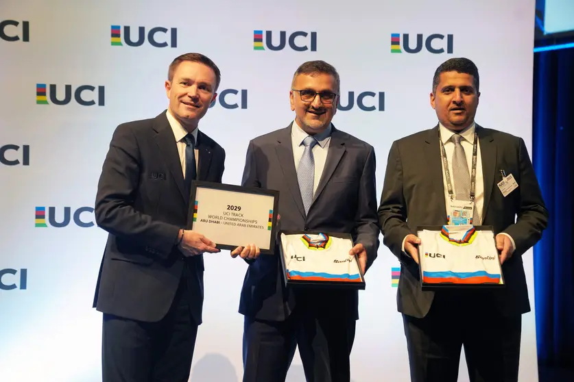 Un momento del acuerdo firmado por la UCI. (WAM)
