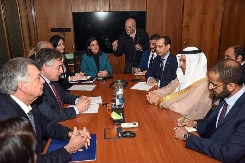 Representantes de Uruguay junto a la delegación saudí. (Twitter)