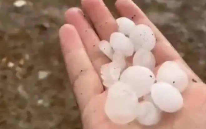 Granizo recogido este jueves en Emiratos Árabes. (Fuente externa)