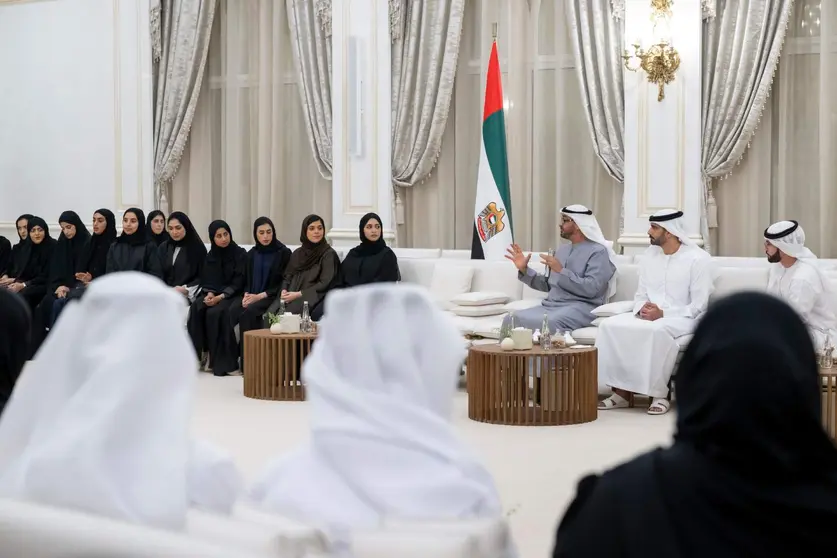 El presidente junto a los jóvenes emiratíes. (WAM)