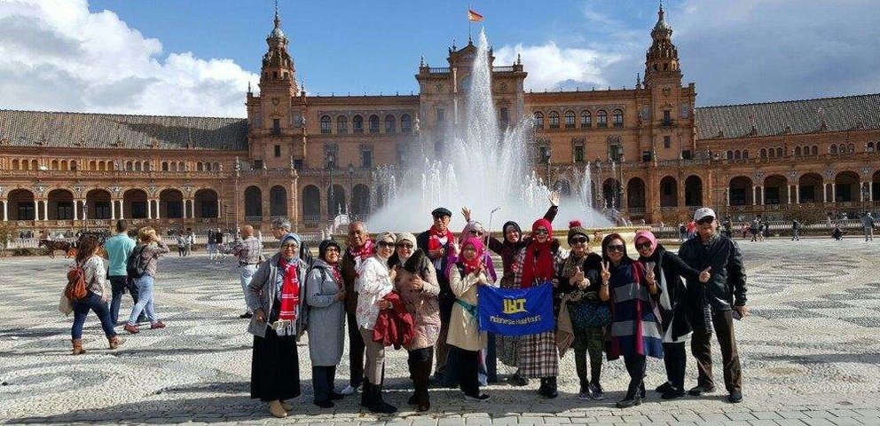 Turistas musulmanes en la Plaza de España de Sevilla. (Twitter)