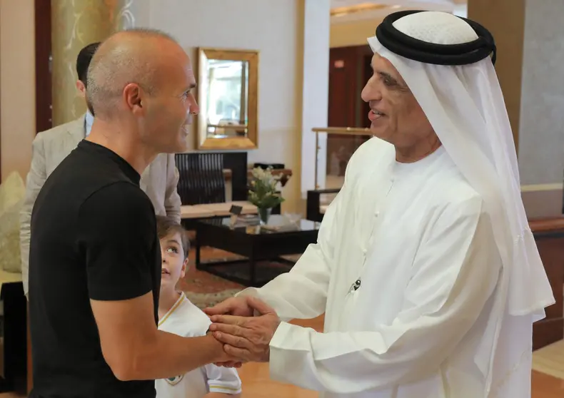 El gobernante de Ras Al Khaimah junto al futbolista español Iniesta. (WAM)