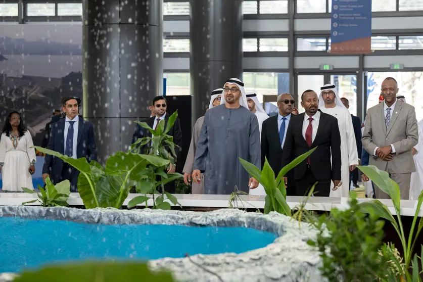 El presidente de EAU en el centro de la imagen durante la exhibición en Etiopía. (WAM)