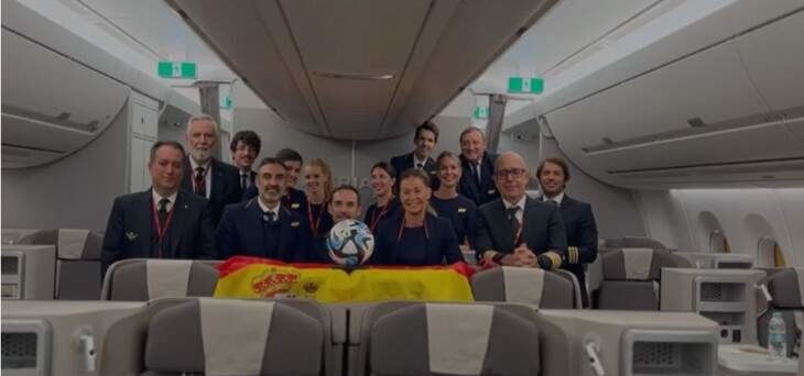 La tripulación de Iberia a cargo del vuelo IBE2813. (Web de Iberia)