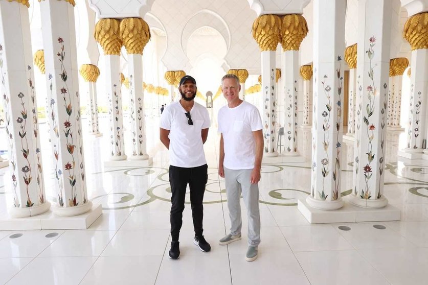 Miembros de la selección de baloncesto de EEUU en la Gran Mezquita de Abu Dhabi. (WAM)