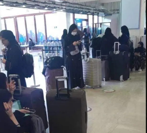 Jóvenes en el aeropuerto de Kabul. (Twitter)