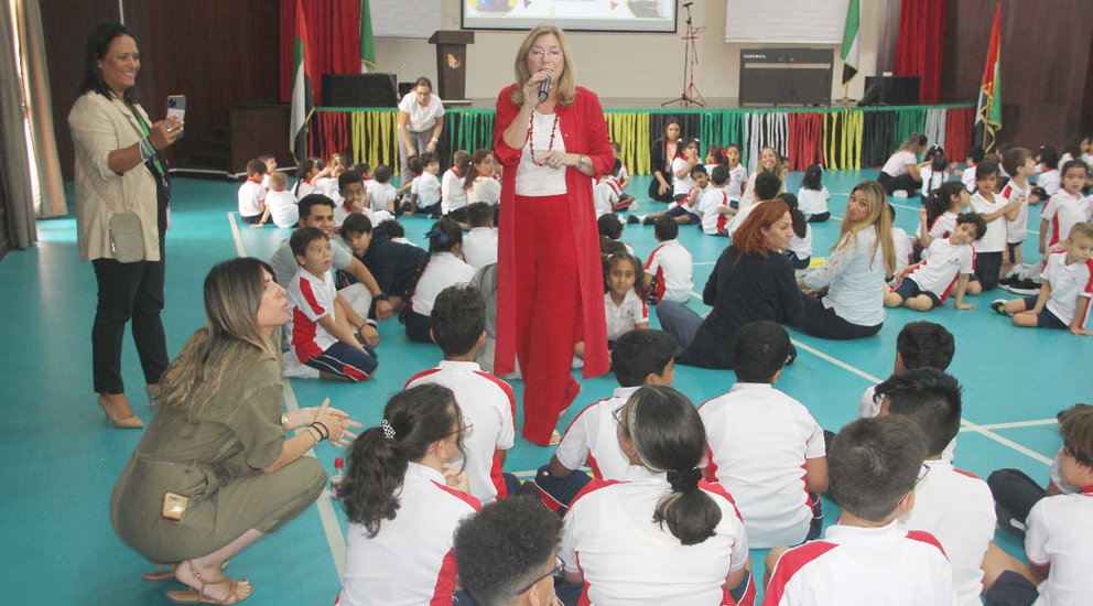 La directora de The Spanish School of Abu Dhabi, Eva Sánchez, se dirige a los alumnos en la inaguración del nuevo curso. (EL CORREO)