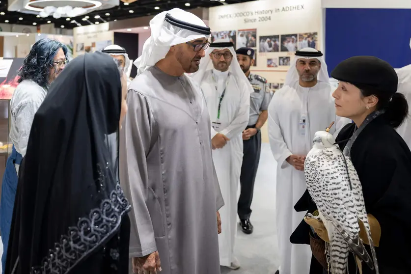 El presidente de EAU visita ADIHEX 2023. (WAM)