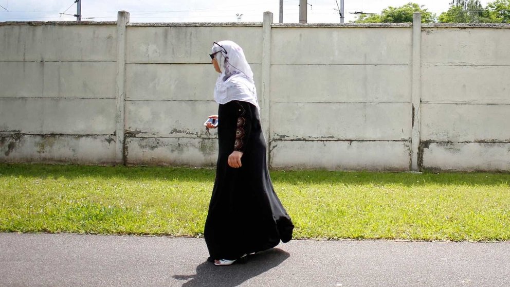 El Gobierno francés prohíbe la 'abaya' en las escuelas