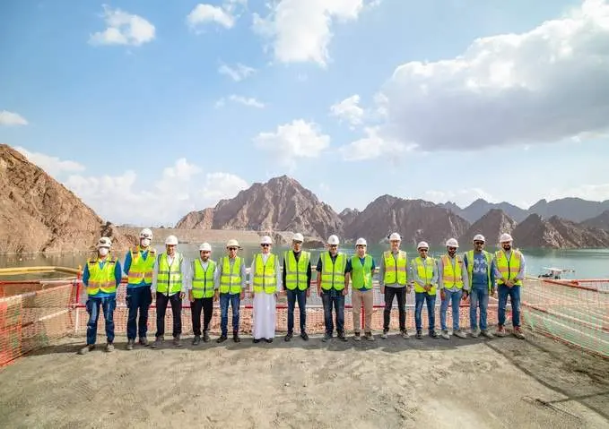 Trabajadores de DEWA en la presa de Hatta. (Twitter)