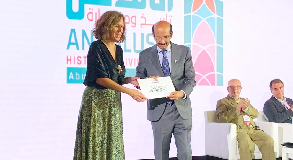 La directora de Casa Árabe, Irene Lozano, recibe un homenaje de manos del presidente del Comité de Iniciativa 'Andalucía: Historia y Civilización'. (EL CORREO)