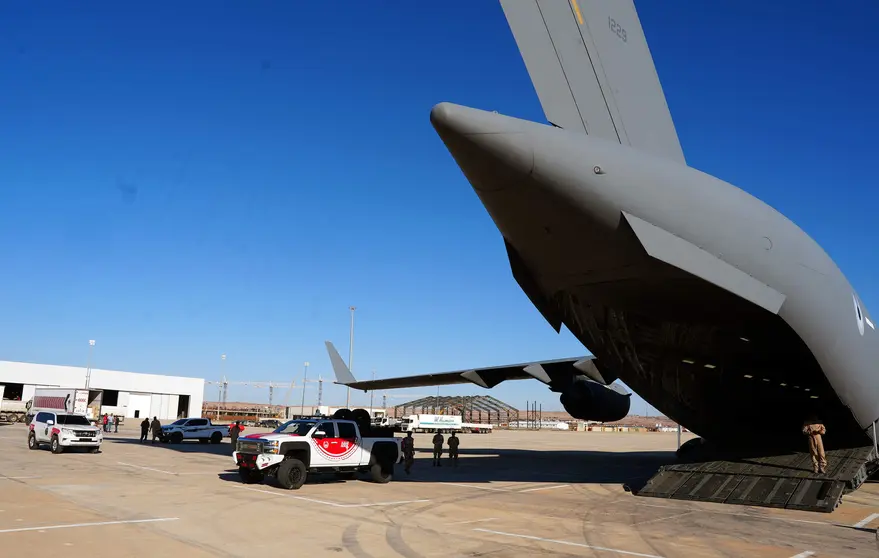 La ayuda emiratí en el aeropuerto de Bengasi. (WAM)