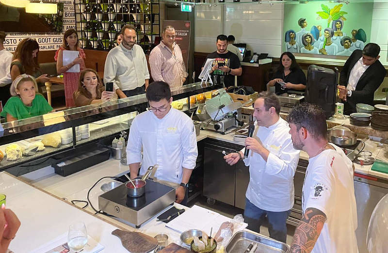 Masterclass en Dubai con carne de ave española a cargo Óscar Calleja, chef con estrella Michelin.(@avianza_org)