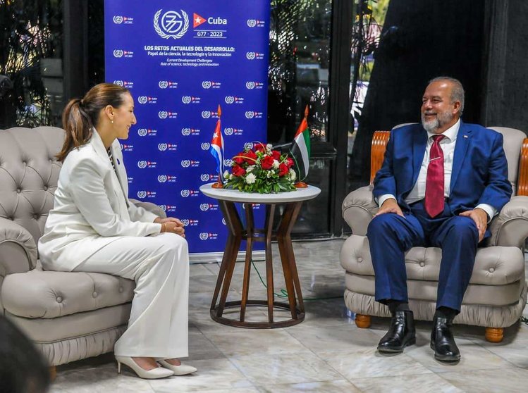 La ministra de Cambio Climático de EAU durante su encuentro con el primer ministro cubano. (Twitter)