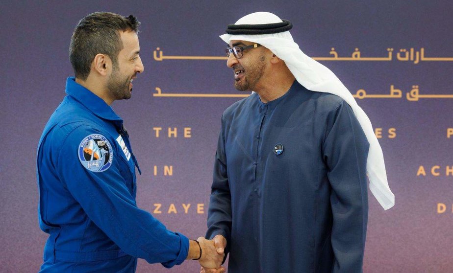 El presidente de EAU da la bienvenida al astronauta en Abu Dhabi. (Twitter)
