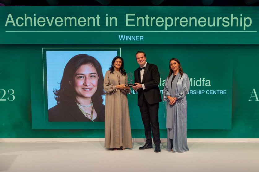 Najla Al Midfa recibe el premio a la Mujer árabe de negocios. (WAM)