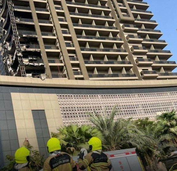 El fuego afectó la zona izquierda de el edificio en DSC. (Defensa Civil)