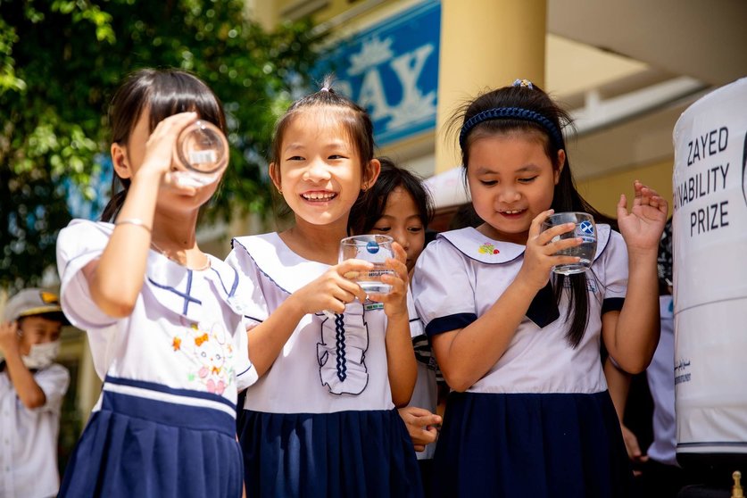 Niñas beben agua potable en Vietnam. (WAM)