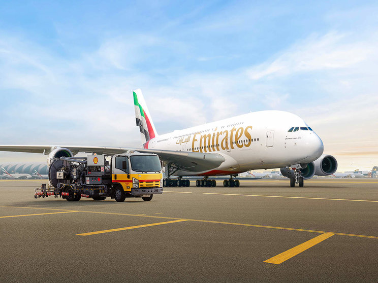 Un avión de Emirates recibe combustible de Shell. (Emirates)