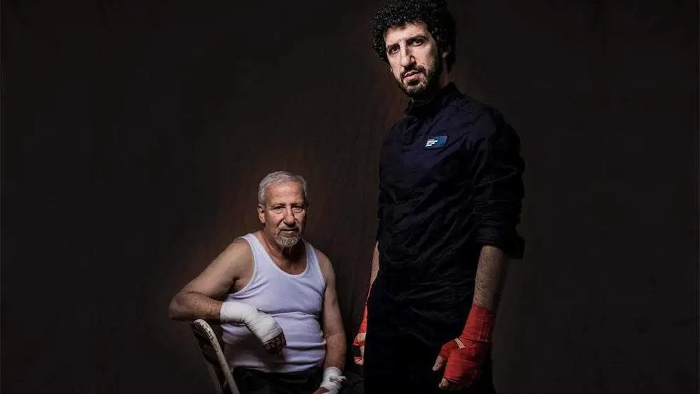 Marwan, de pie, junto a su padre, Salman, en una fotografía que se incluyó en la portada de su disco 'El viejo boxeador' en homenaje a su progenitor