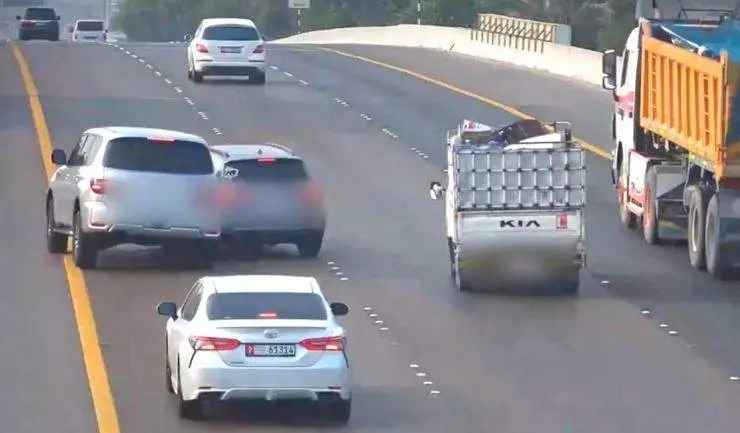 Una captura de pantalla del vídeo del accidente. (Policía de Abu Dhabi)