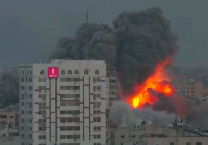 Israel responde a los ataques de Hamás con el bombardeo a un edificio palestino. (Twitter)