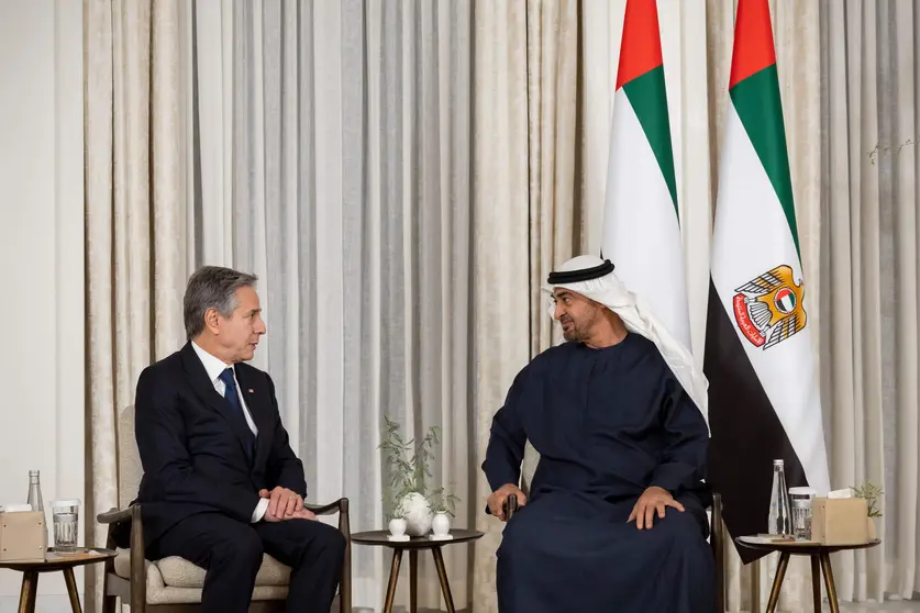 Un momento de una reunión de 2023 en Abu Dhabi del jeque Mohamed y Blinken. (WAM)