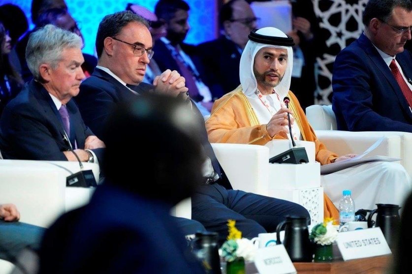 Mohamed Bin Hadi Al Hussaini habla durante la reunión del Comité Monetario y Financiero Internacional. (WAM)