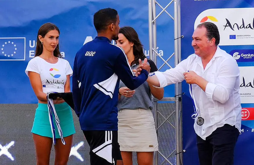 El presidente de la Diputación de Huelva, David Toscano, durante la entrega de las medallas de subcampeones a los jugadores de Emiratos Árabes Unidos. (Julián Pérez)