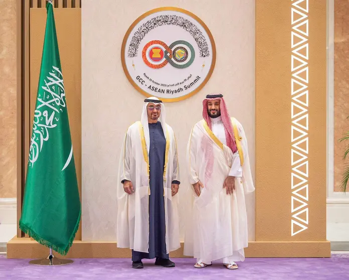 El presidente de Emiratos junto al príncipe heredero saudí este viernes en Riad. (Twitter)