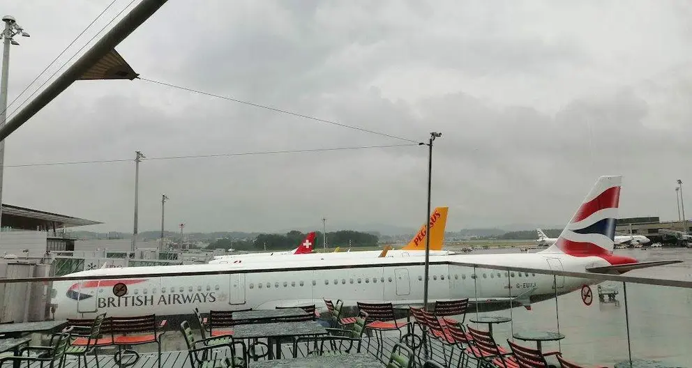 Un avión de Britihs Airways en el Aeropuerto de Zúrich. (EL CORREO)