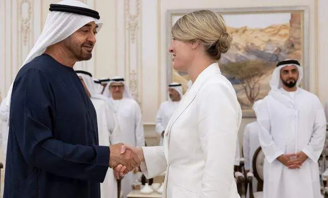 El jeque Mohamed bin Zayed Al-Nahyan y Melanie Joly en Abu Dhabi. (WAM)