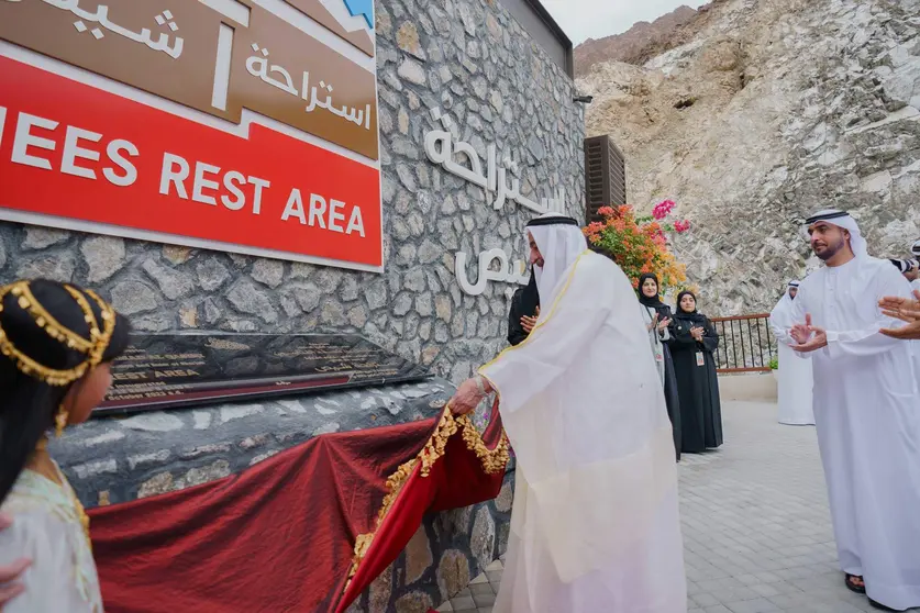 El gobernante de Sharjah visita el nuevo mercado en Khor Fakkan. (WAM)