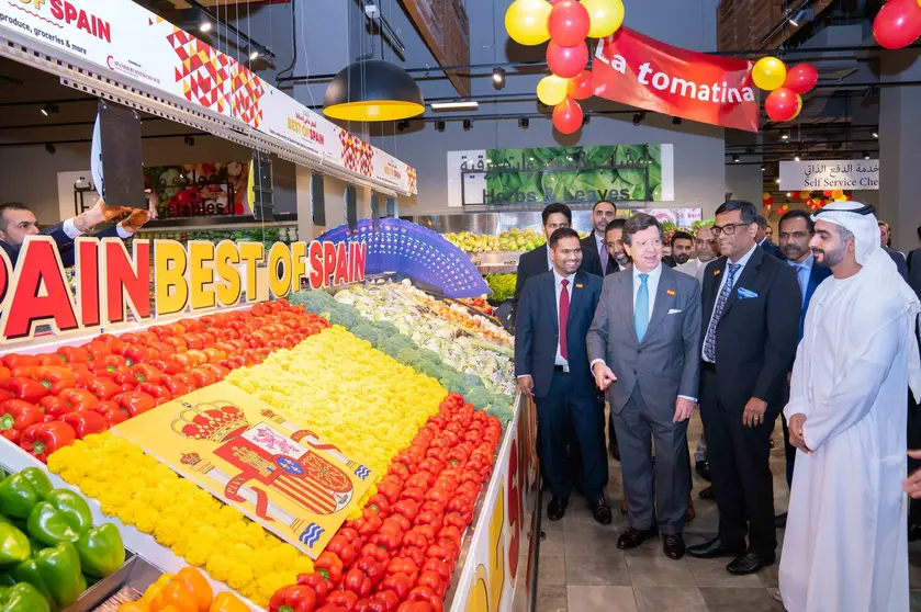 Autoridades e invitados recorren en hipermercado LuLu las galerías con productos españoles. (Cedida)