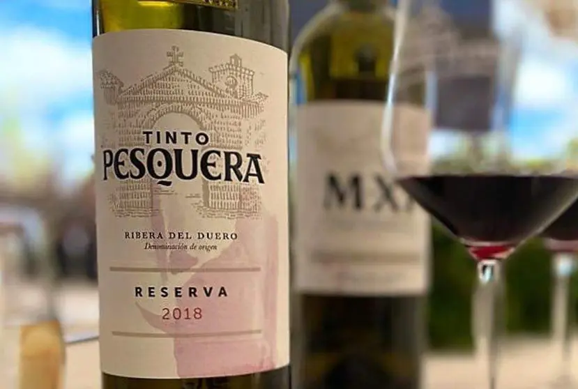 Botella de tinto Pesquera. (Twitter)