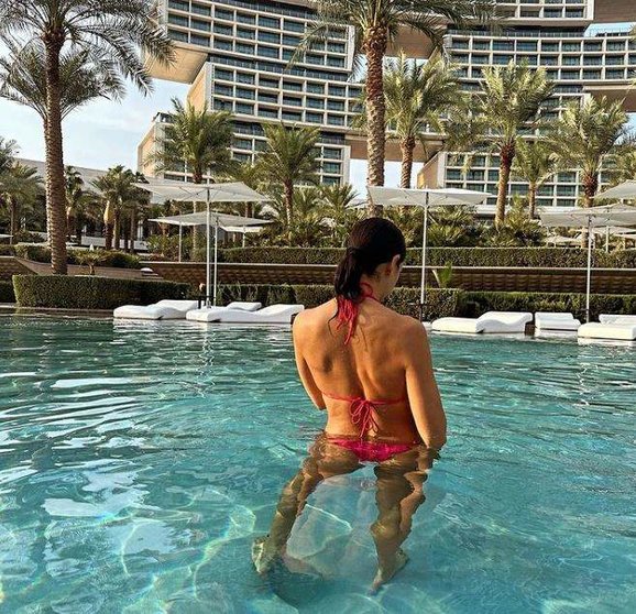 Cristina Pedroche con su hija en la piscina del hotel Atlantis The Royal en Dubai. (Instagram)