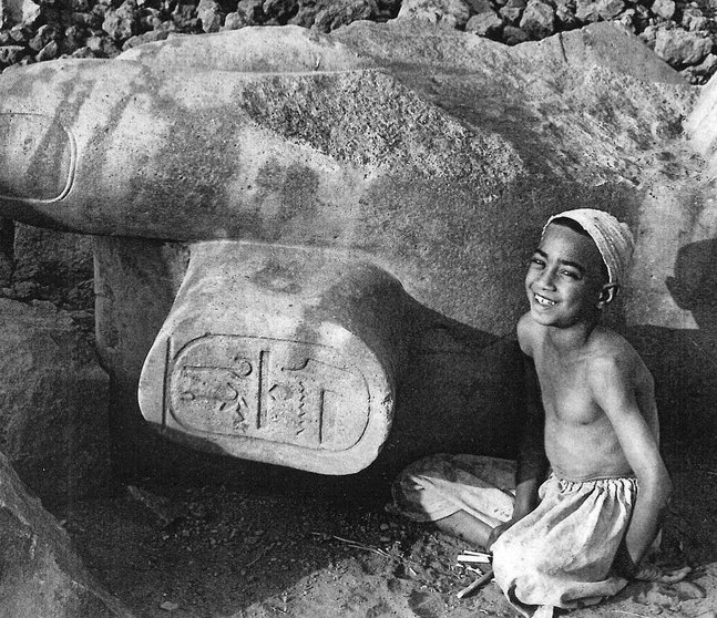 Uno de los bloques de Amenhotep III esparcido en el suelo, en una imagen captada a principios del siglo XX