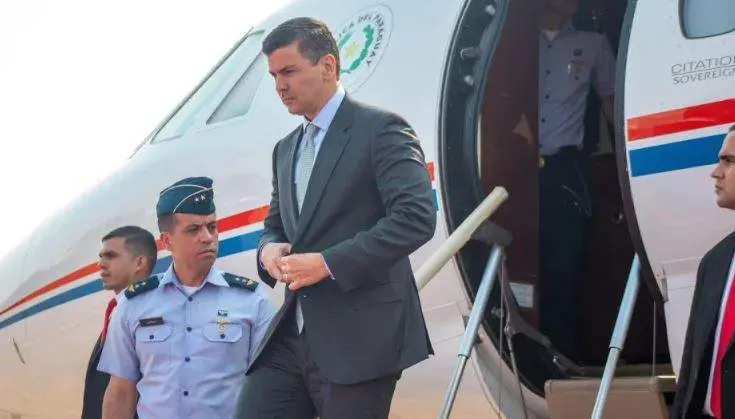 El presidente Santiago Peña baja de un avión del Gobierno.  (@PresidenciaPy)