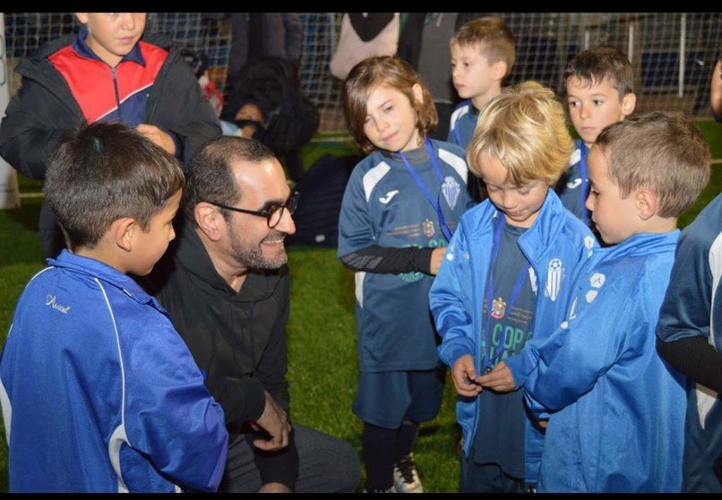 El embajador emiratí felicita a los participantes en el partido de fútbol por el Día Internacional del Niño. (Cedida)