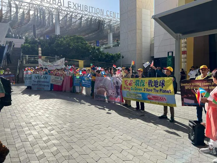 Activistas de la comunidad vegana en la Cop28 de Dubai. (EL CORREO)