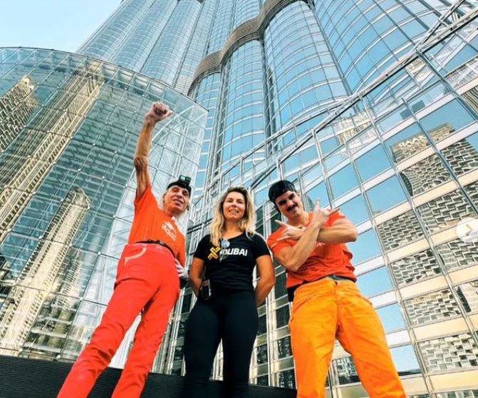 El Spiderman francés junto Alexis Landot tras escalar el Burj Khalifa. (Instagram)
