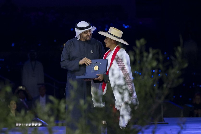 El presidente de EAU entrega el premio al representante del colegio de Perú. (WAM)