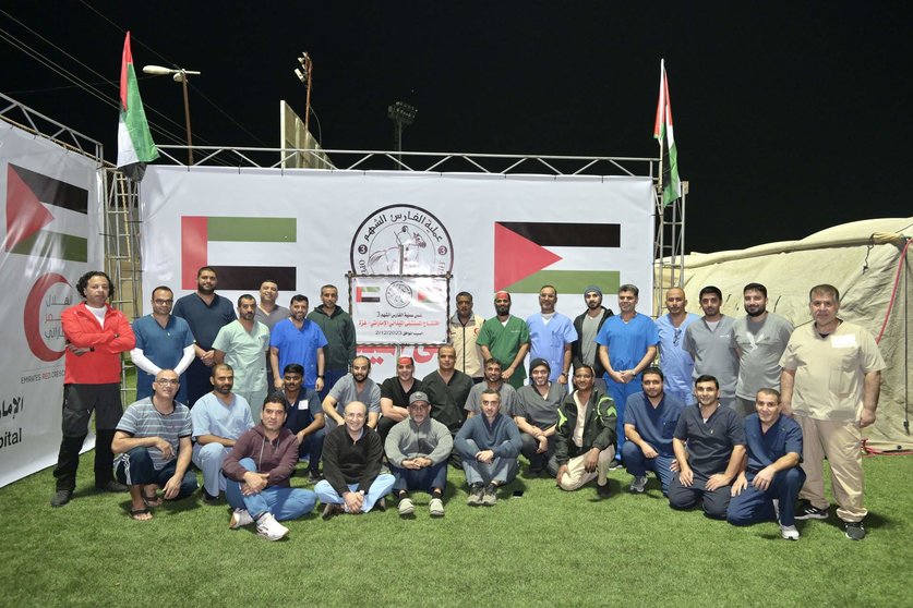 Profesionales del hospital de campaña de EAU en Gaza. (WAM)
